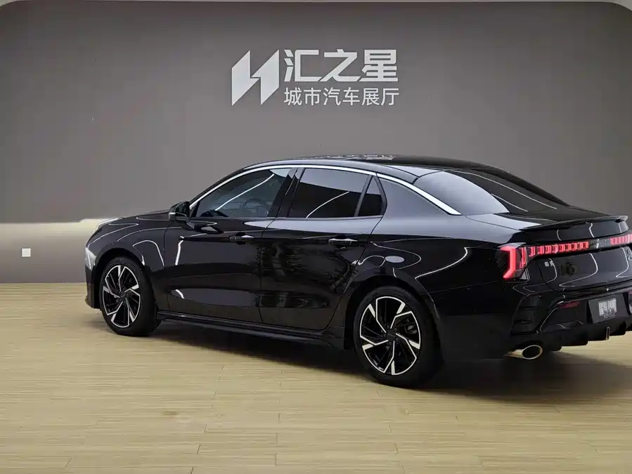 Lynk & Co 03
