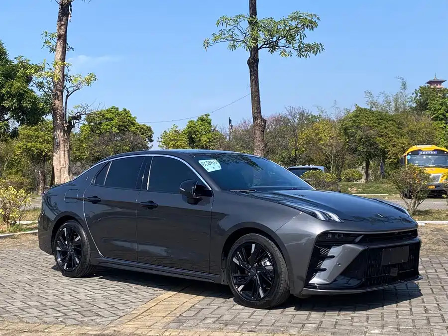 Lynk & Co 03