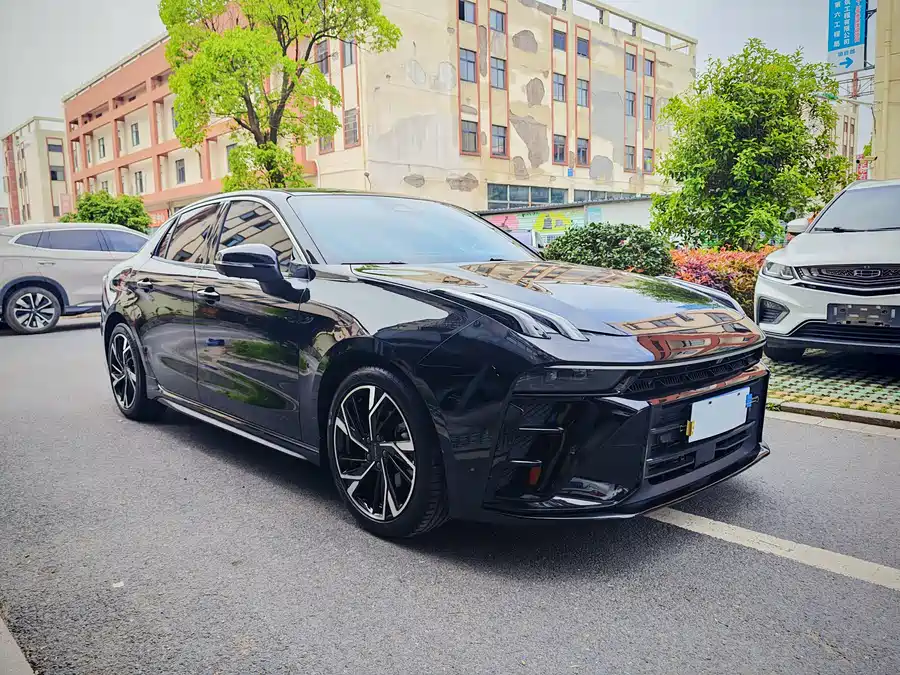 Lynk & Co 03