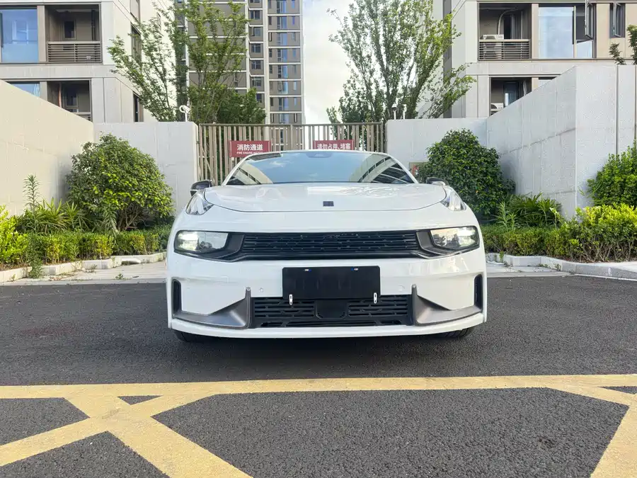 Lynk & Co 03