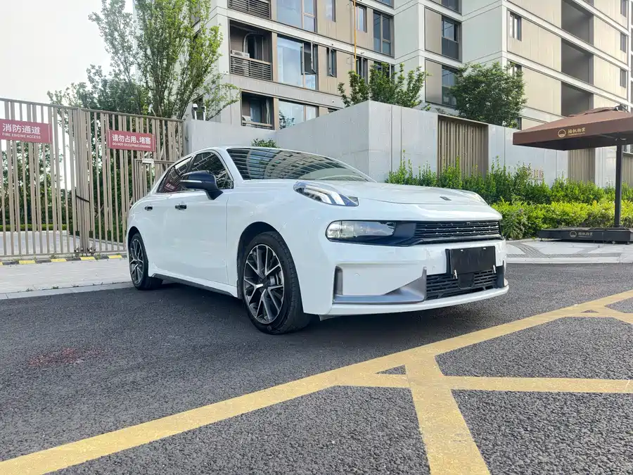 Lynk & Co 03