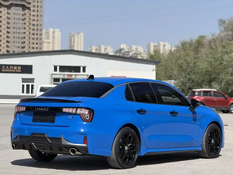 Lynk & Co 03