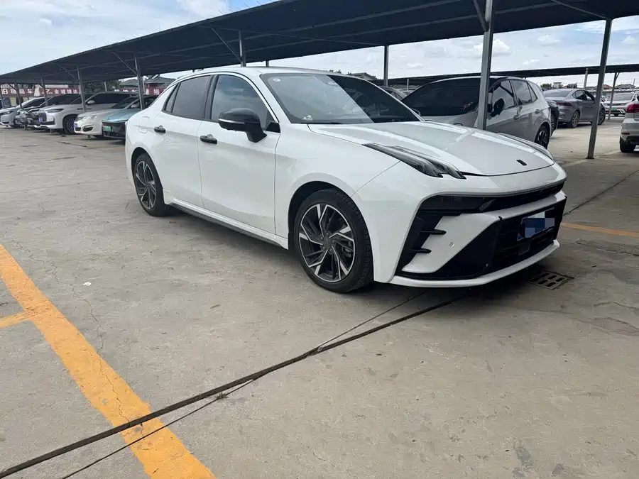 Lynk & Co 03
