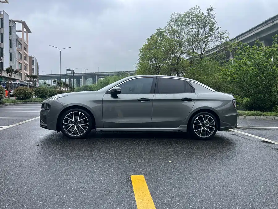 Lynk & Co 03