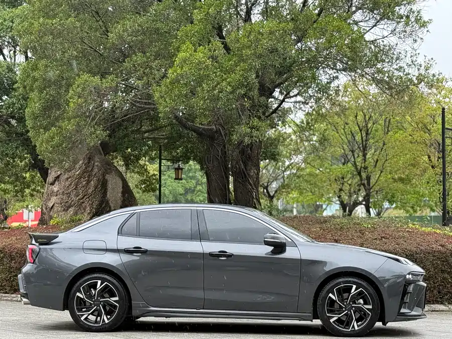 Lynk & Co 03