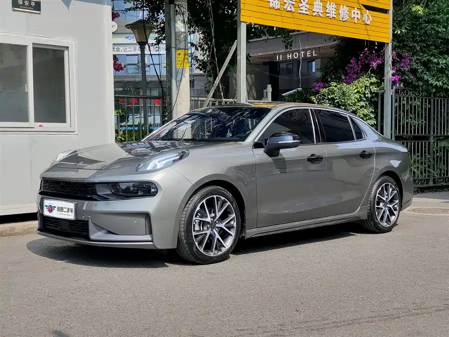 Lynk & Co 03