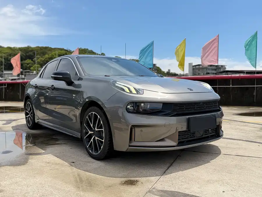 Lynk & Co 03