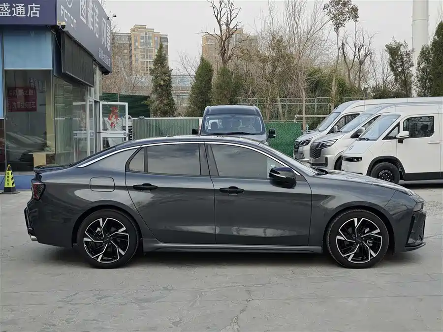 Lynk & Co 03