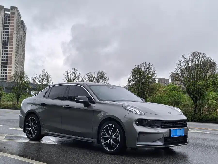 Lynk & Co 03