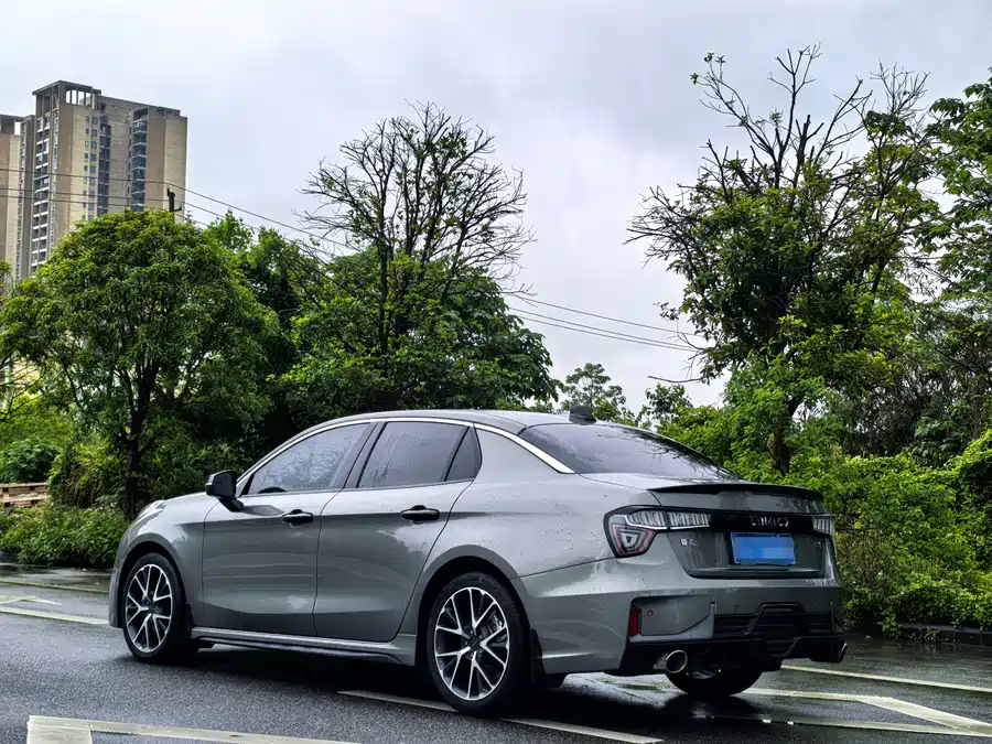 Lynk & Co 03