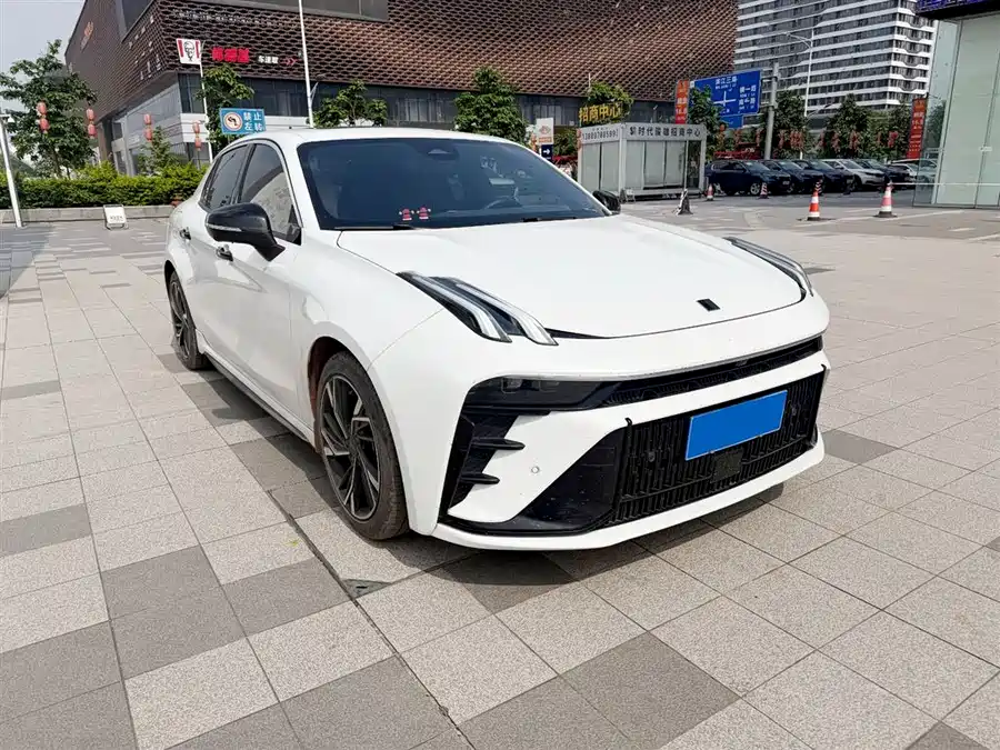 Lynk & Co 03