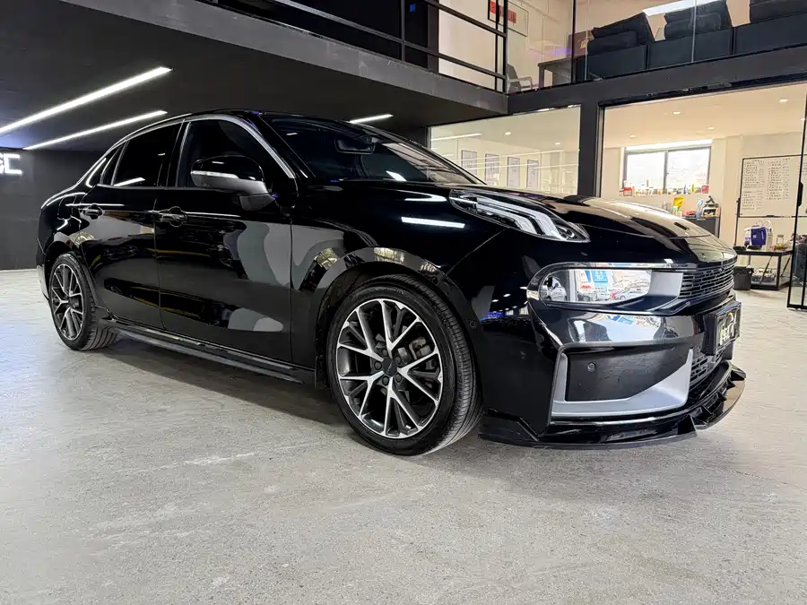 Lynk & Co 03