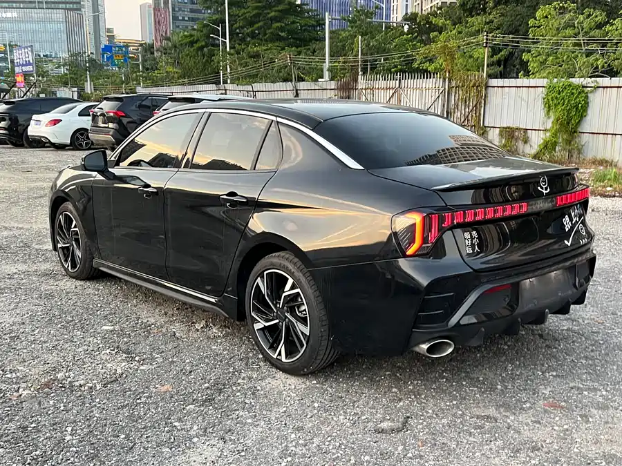 Lynk & Co 03
