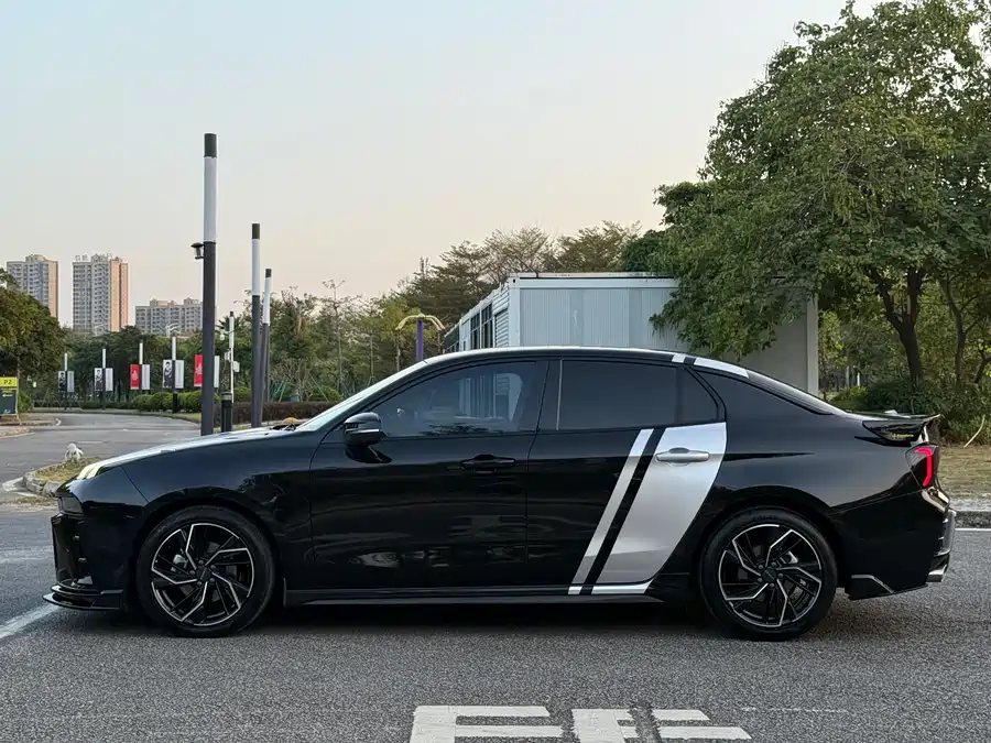 Lynk & Co 03