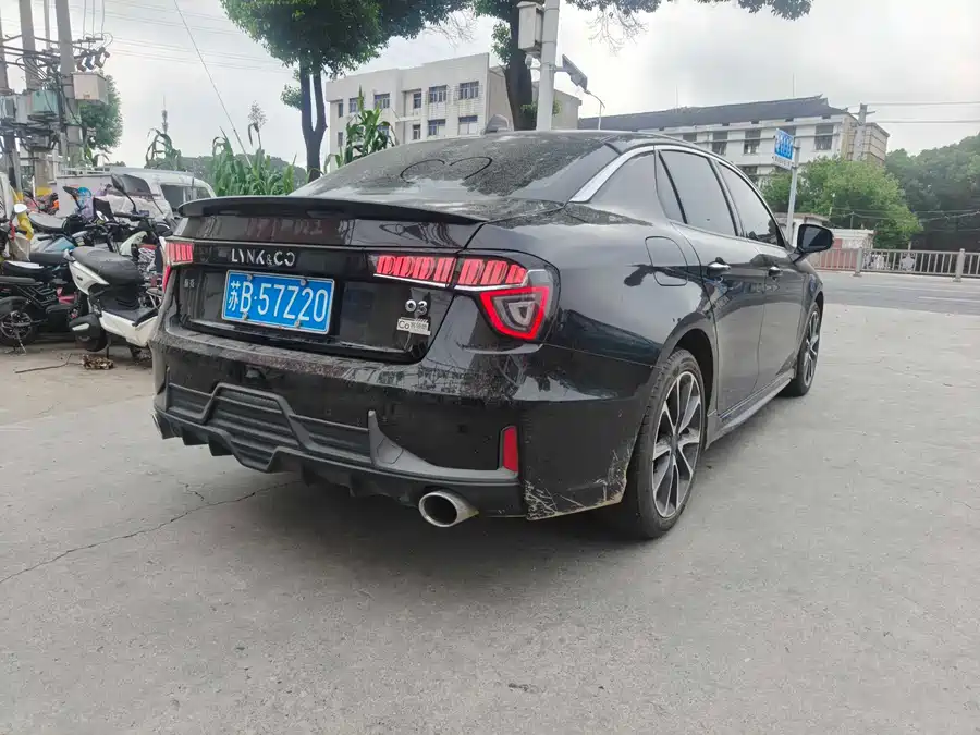 Lynk & Co 03