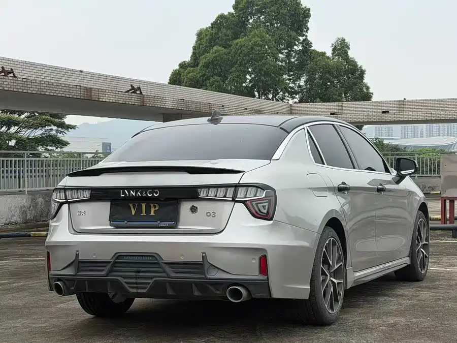 Lynk & Co 03