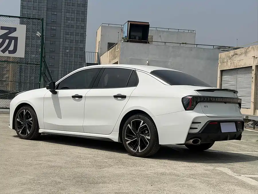 Lynk & Co 03