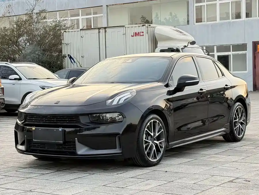 Lynk & Co 03