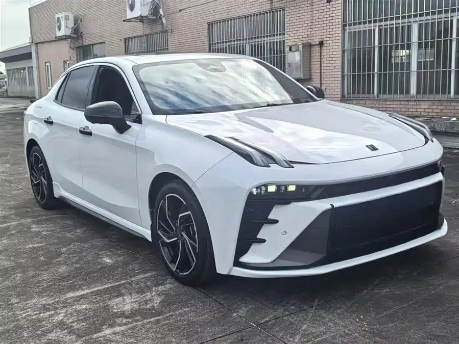 Lynk & Co 03