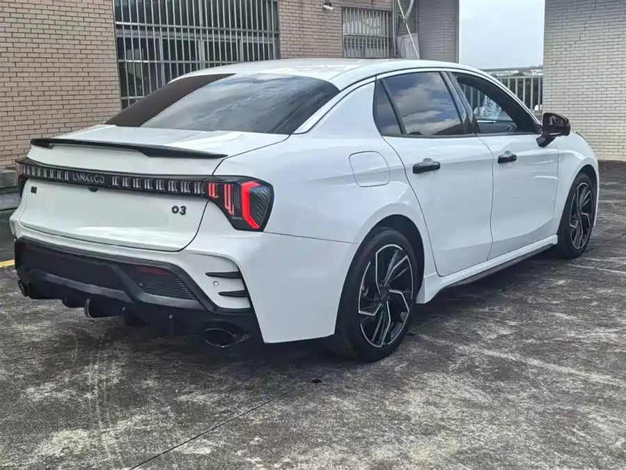 Lynk & Co 03