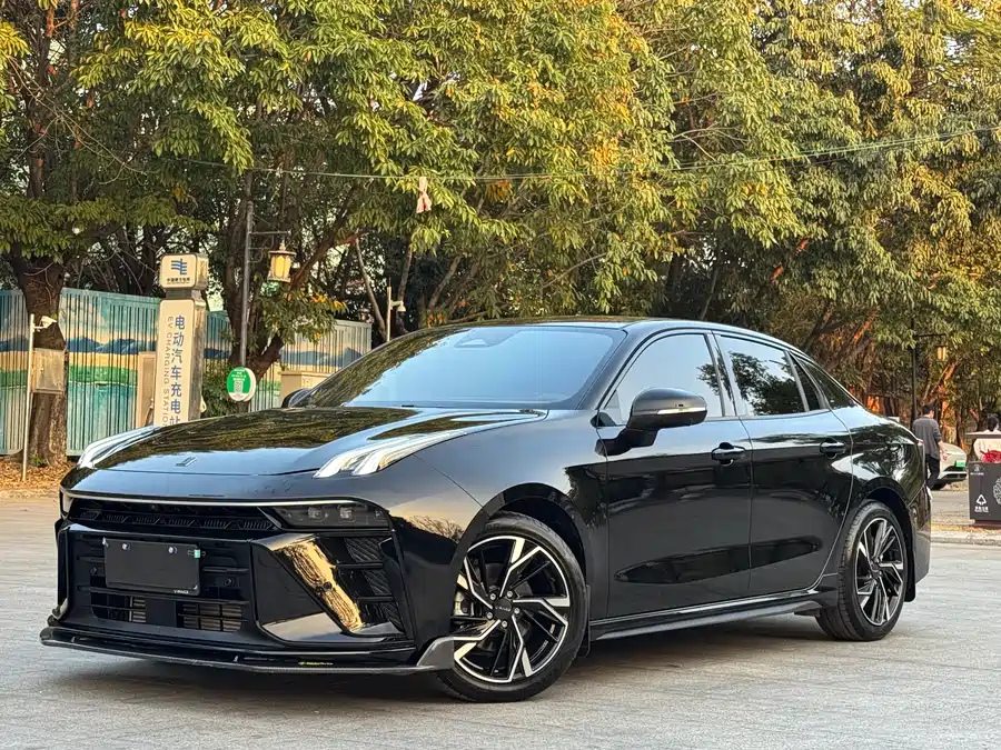 Lynk & Co 03
