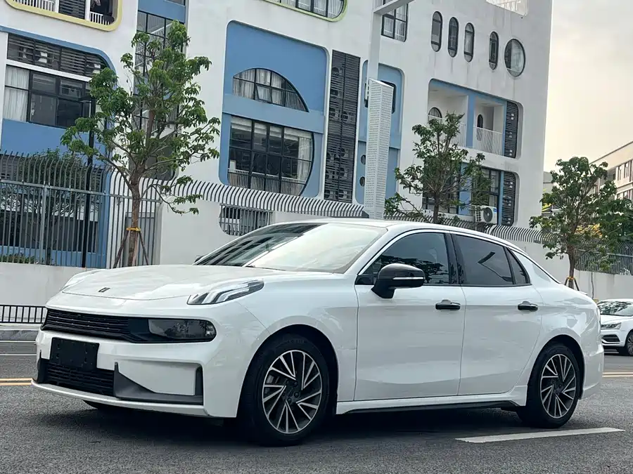 Lynk & Co 03