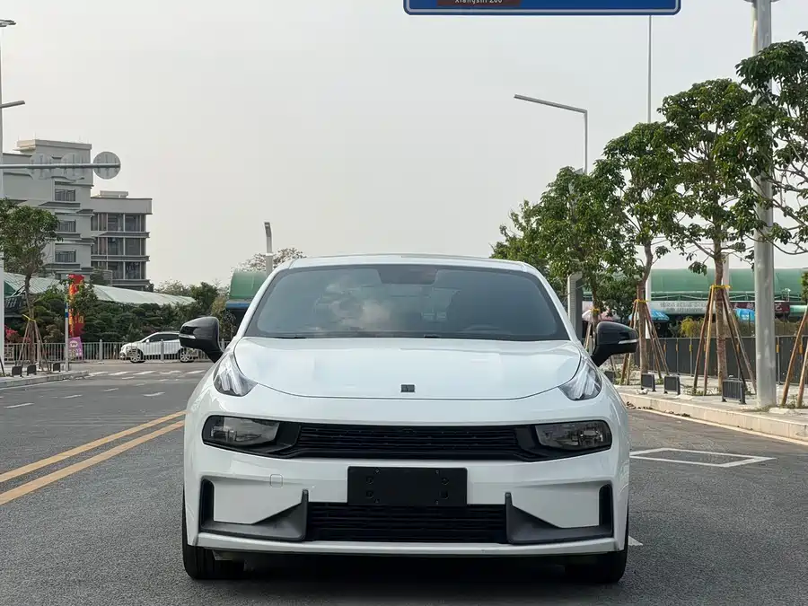Lynk & Co 03