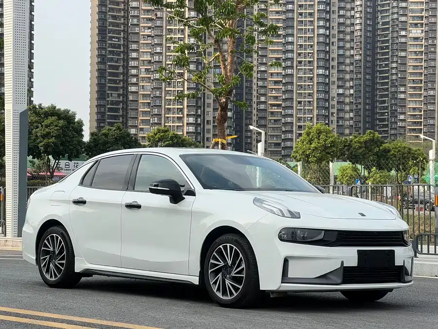 Lynk & Co 03
