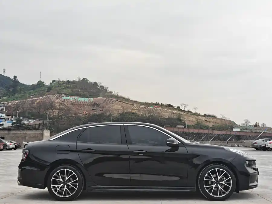 Lynk & Co 03