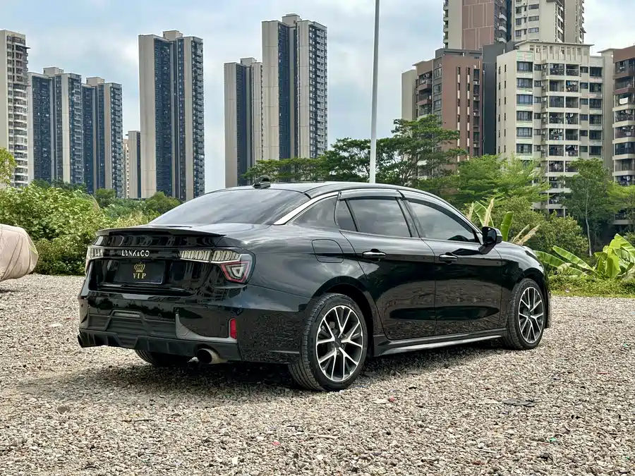 Lynk & Co 03