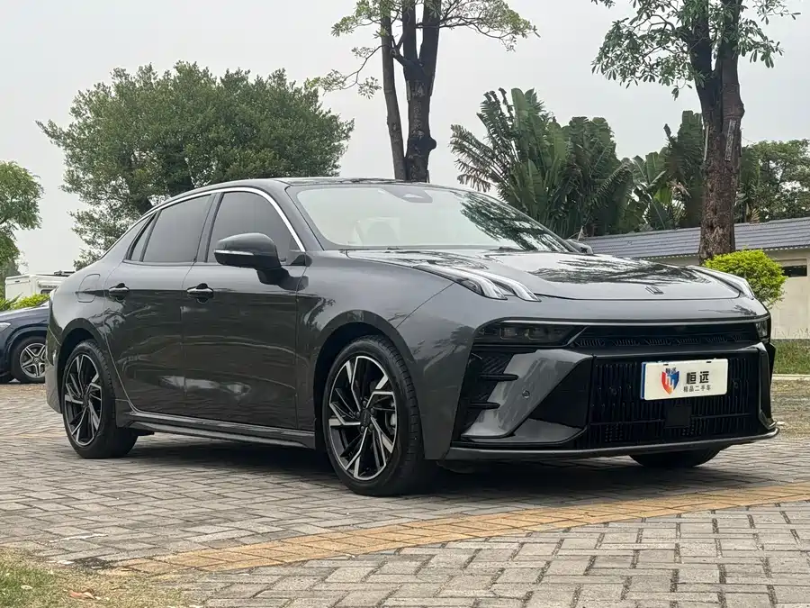 Lynk & Co 03