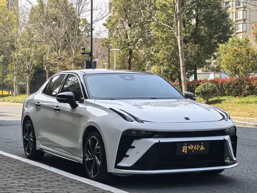 Lynk & Co 03