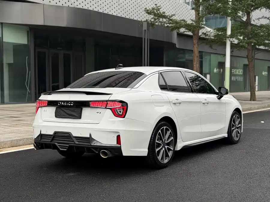 Lynk & Co 03