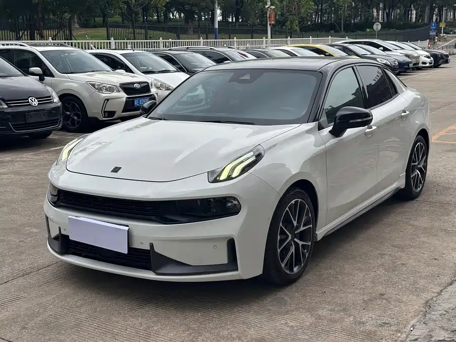 Lynk & Co 03