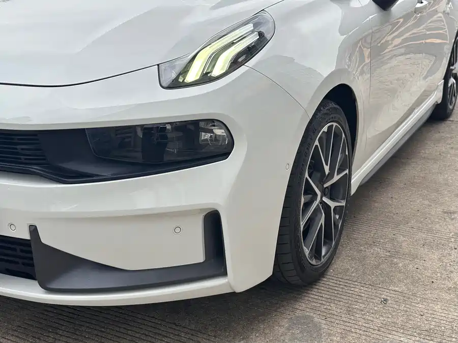 Lynk & Co 03