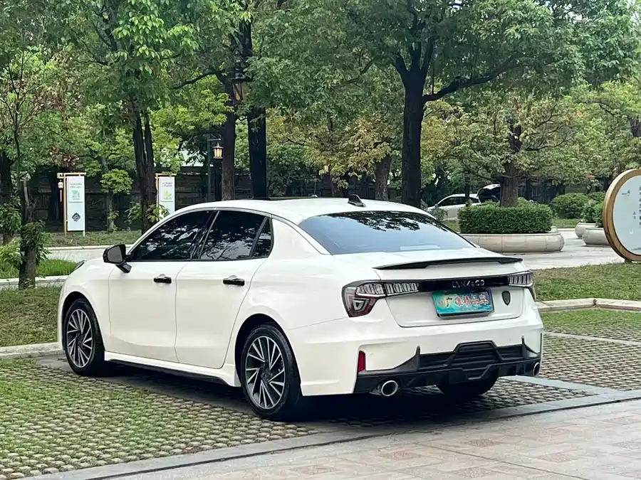 Lynk & Co 03