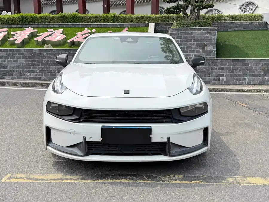 Lynk & Co 03