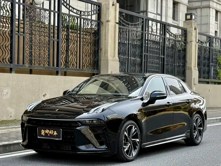 Lynk & Co 03