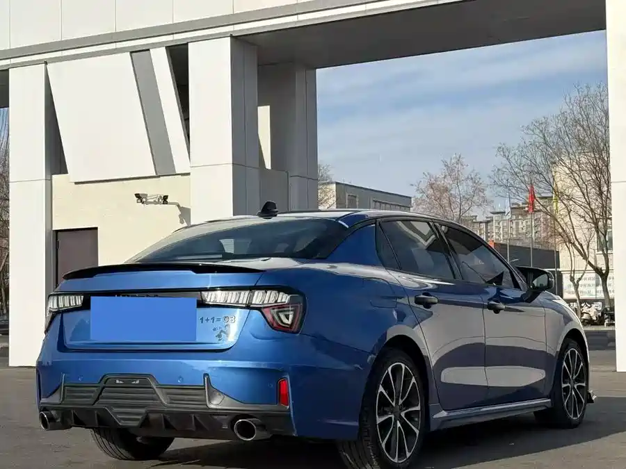 Lynk & Co 03
