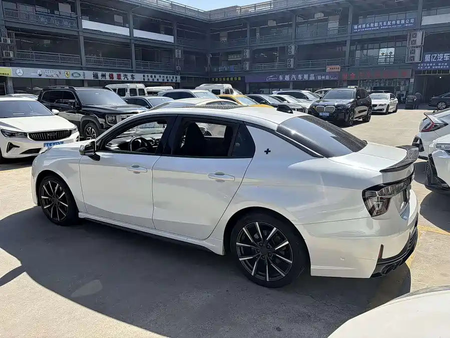 Lynk & Co 03