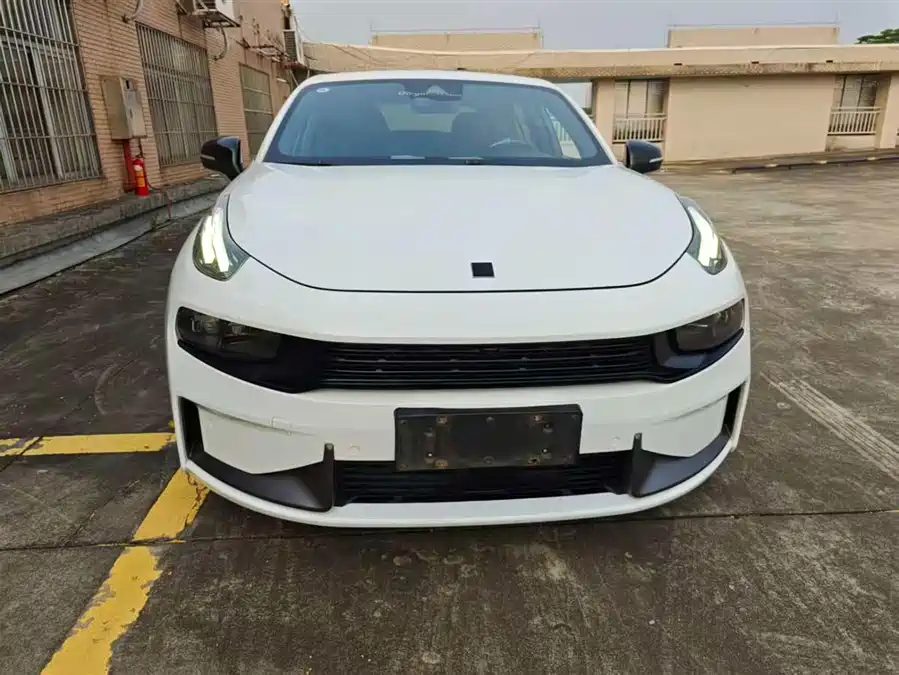 Lynk & Co 03