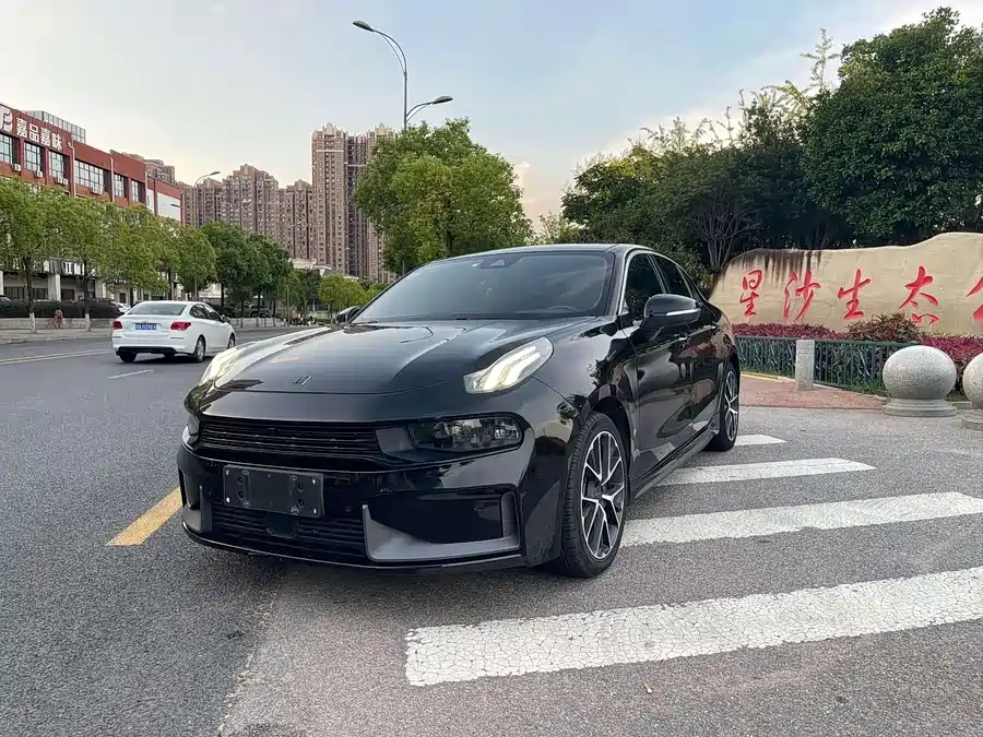Lynk & Co 03
