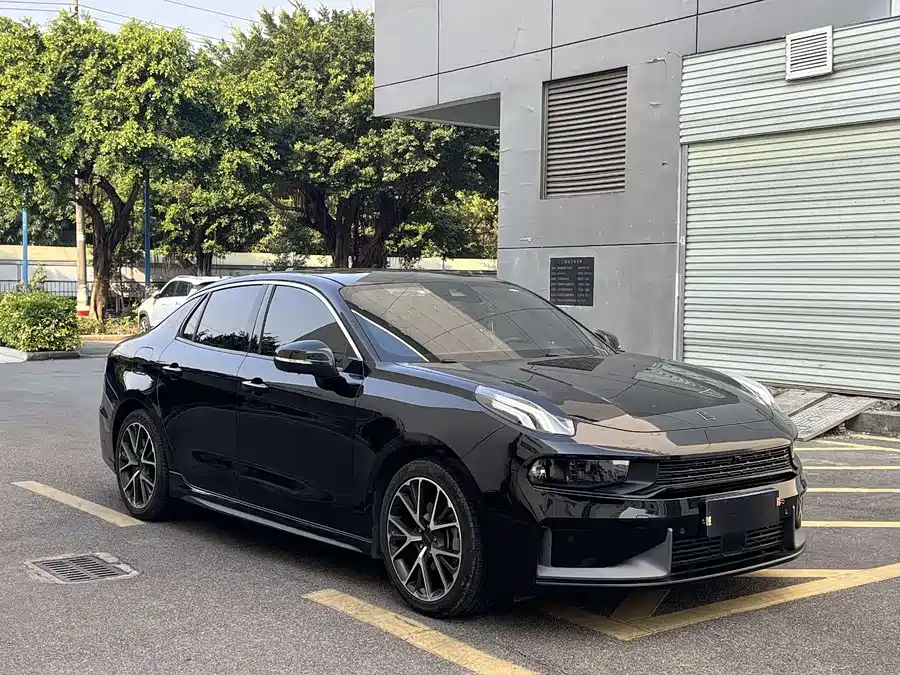 Lynk & Co 03