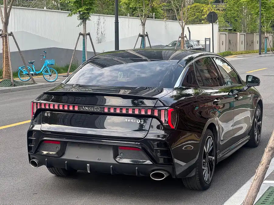 Lynk & Co 03