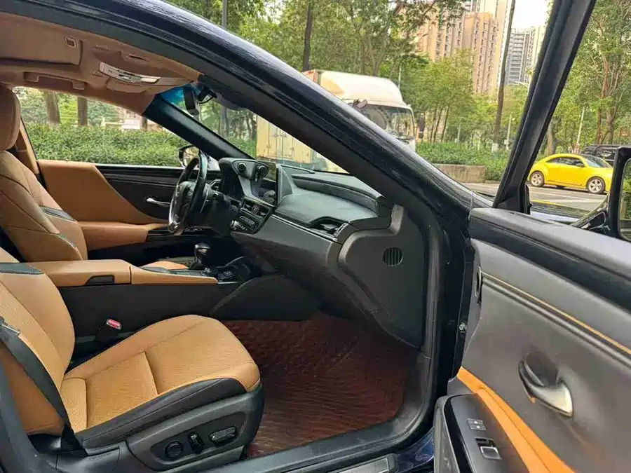 Lexus ES