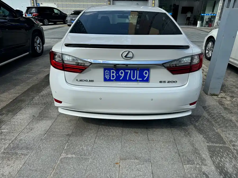 Lexus ES