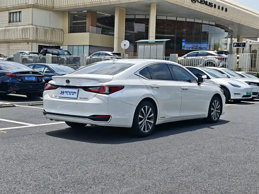 Lexus ES