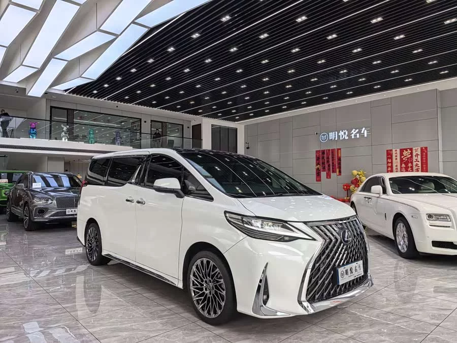 Toyota Crown Vellfire
