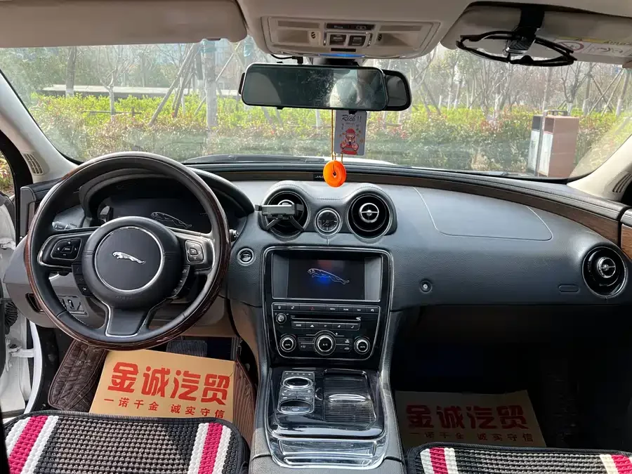 Jaguar XJ