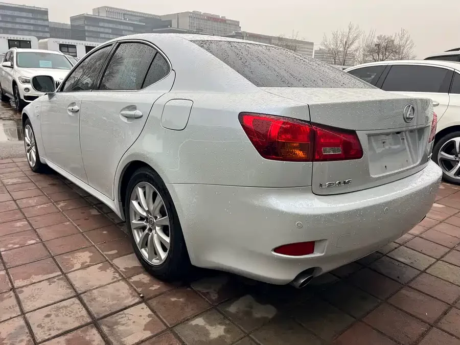 Lexus IS